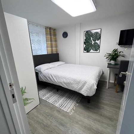 Studio In Private House Near Central Milton Keynes Apartamento Exterior foto