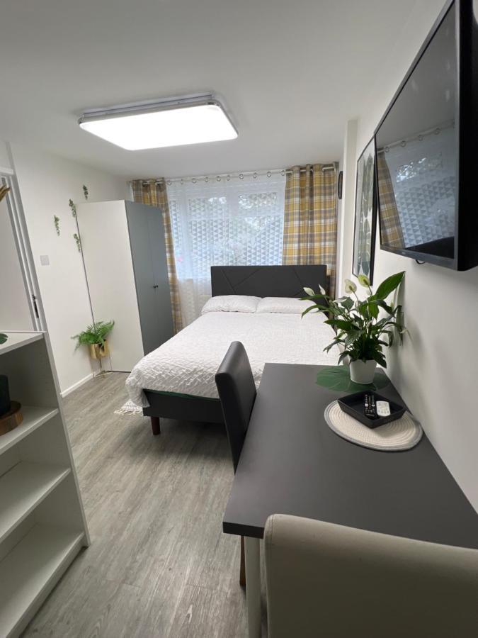 Studio In Private House Near Central Milton Keynes Apartamento Exterior foto