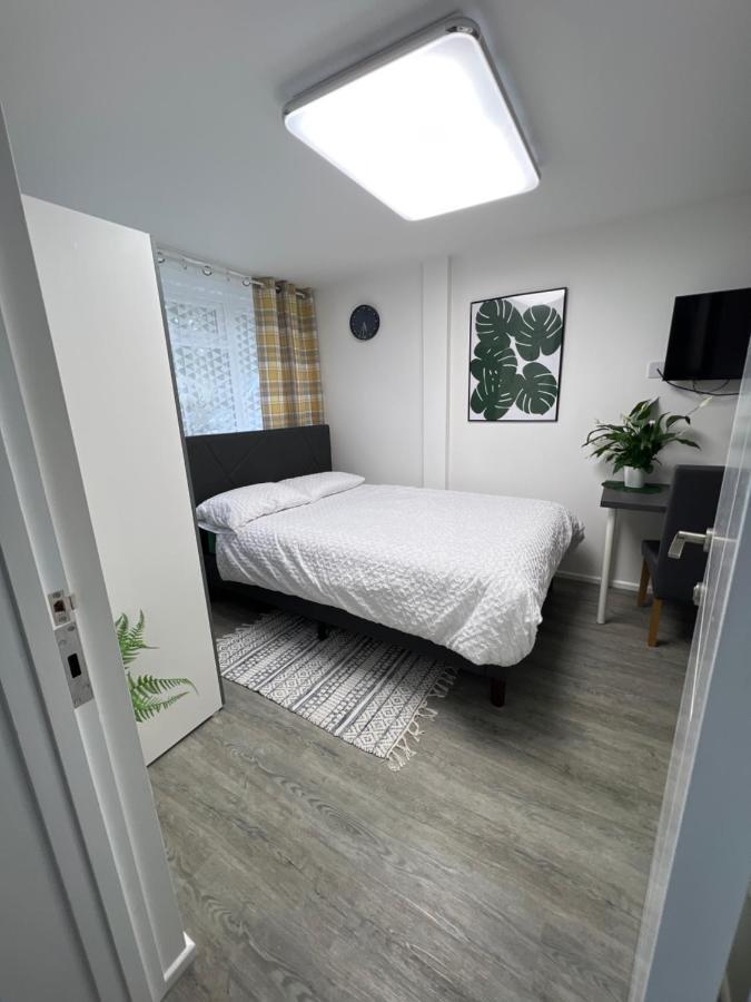 Studio In Private House Near Central Milton Keynes Apartamento Exterior foto
